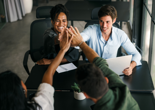 5-herramientas-para-aumentar-la-productividad personas en junta productiva